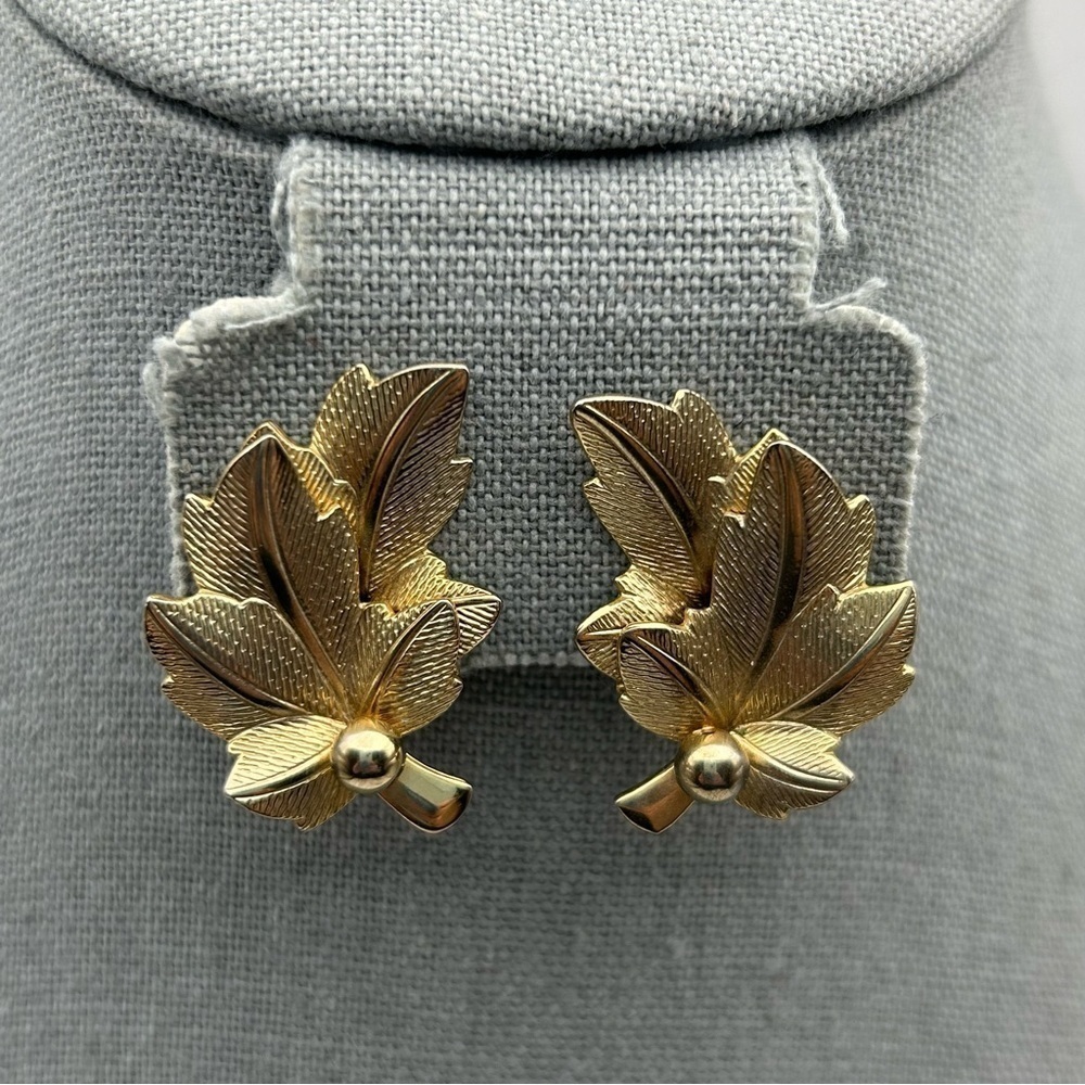 Vintage Textured Gold Tone Grape Leaves Clip On Earrings Nature Trees